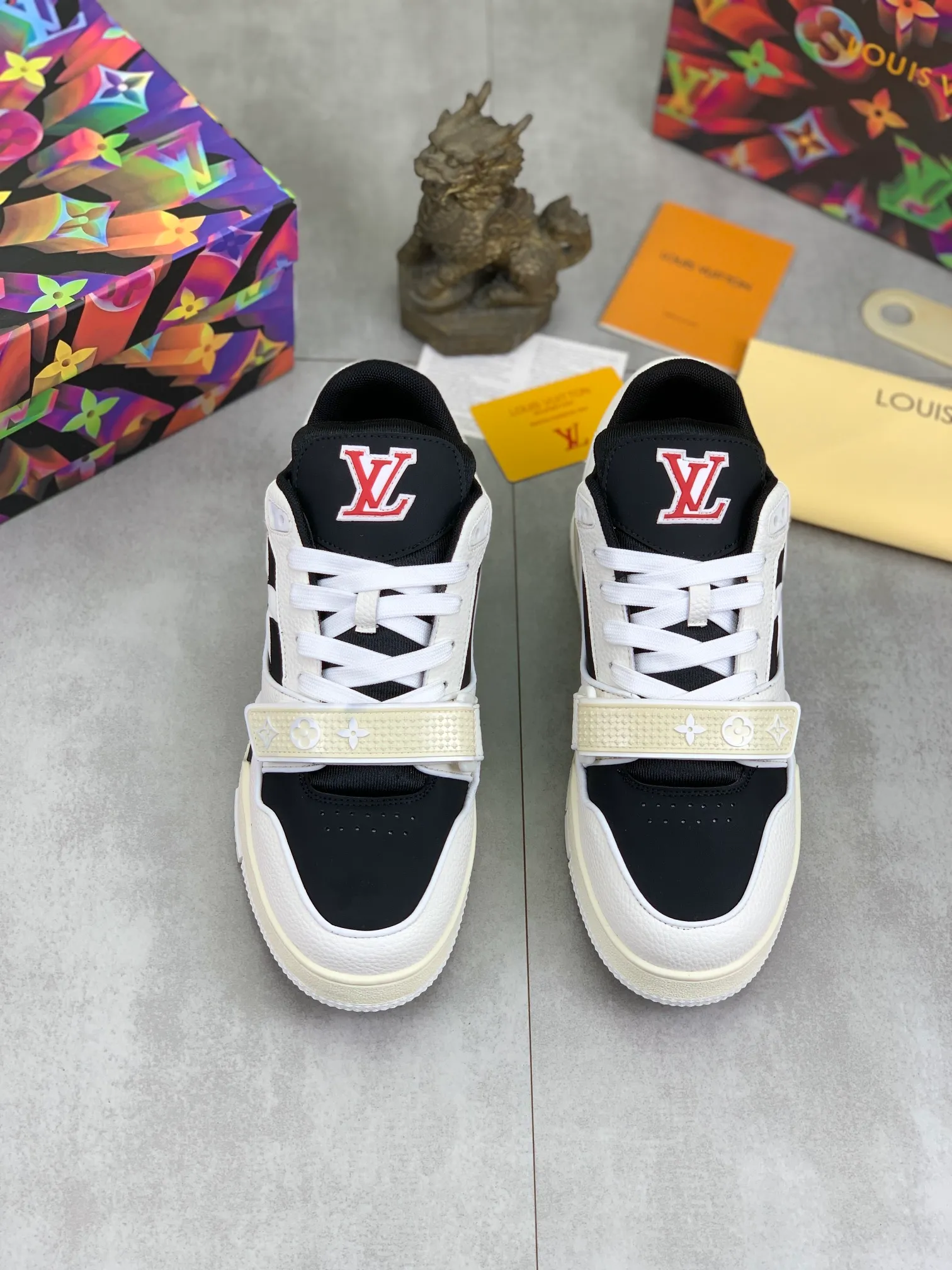 Men's shoes 💰P580 New style 💰💎💎Latest color High version 2025Louis*Vuitto* LV Traine Catwalk TRAINER outsole and fabric private model A shoe that definitely costs a lot of money and effort. This series was designed after the arrival of Vifgil. It is favored by many fans every season. Original TPU outsole Original packaging Men's size: 38-45 (46 can be customized) Color: 3️⃣ colors available (available from stock, super fast delivery)